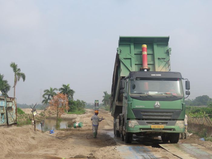 Trạm rửa xe vận chuyển vật liệu tại Dự án xây dựng hạ tầng kỹ thuật khu đấu giá quyền sử dụng đất X2 Kim Chung. Ảnh: Hy Ninh