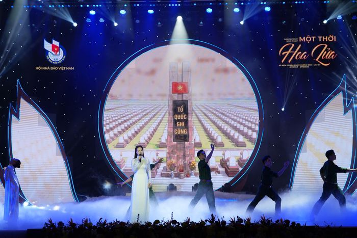 Ca khúc "Hàng bia trắng" của nhạc sĩ Nguyễn Thành Trung qua giọng hát đầy nội lực và xúc cảm của Quán quân Sao Mai 2017 - Thu Thủy cùng hai nghệ sĩ Cello Thiên Nga, Guitarist Thanh Tùng đã khắc họa trọn vẹn tình cảm của những người con đất Việt hôm nay hướng về các anh hùng liệt sĩ.
