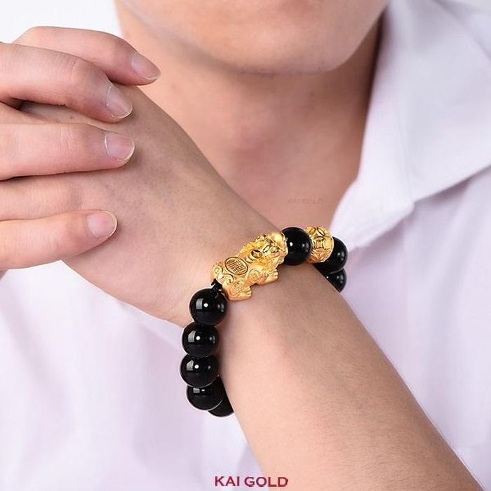 Trong phong thủy, vòng tay đá phong thủy được xem là vật phẩm mang năng lượng tự nhiên mạnh mẽ, giúp ổn định trường khí, bảo vệ bản mệnh và hóa giải vận xấu trong giai đoạn hạn Tam Tai.