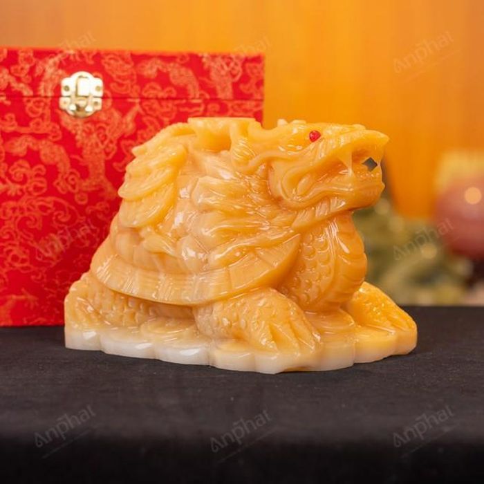 Long Quy là linh vật có nguồn gốc từ thần thoại phương Đông, mang hình tượng dung hợp giữa đầu và đuôi Rồng cùng thân Rùa - hai linh thú thuộc bộ Tứ linh. Sự kết hợp này tạo nên một linh vật vừa mang uy lực mạnh mẽ, vừa tượng trưng cho sự bền bỉ và trường tồn.