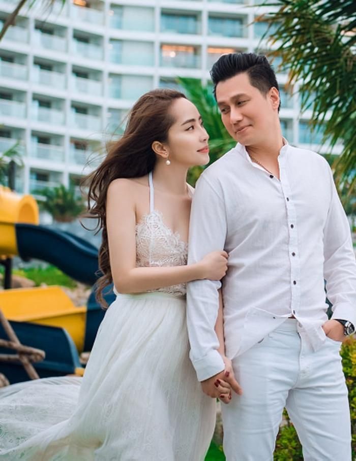 Những năm gần đây, thông tin NSƯT Việt Anh và diễn viên Quỳnh Nga hẹn hò nhận được sự quan tâm lớn từ khán giả. Lần đầu tiên Việt Anh và Quỳnh Nga đóng cặp ăn ý là trong bộ phim "Sinh tử". Cũng chính từ đây tin đồn "phim giả tình thật" giữa Việt Anh và Quỳnh Nga bắt đầu xuất hiện.