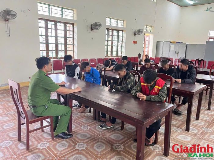 Công an xã Nam Đàn gặp gỡ, trao đổi với một số thanh thiếu niên trên địa bàn nhằm nắm bắt tâm tư, kịp thời giáo dục, định hướng các em tránh xa vi phạm pháp luật. (Ảnh: CSCC)
