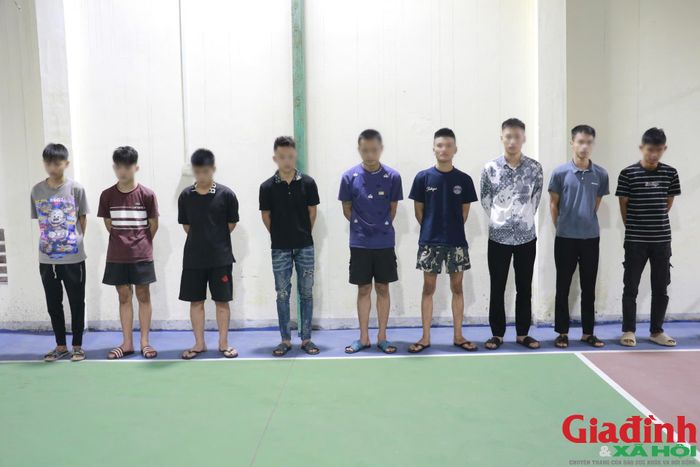 Nhóm thanh thiếu niên mang hung khí truy đuổi nhau được Phòng Cảnh sát hình sự Công an Nghệ An triệu tập, xử lý theo quy định. (Ảnh: CSCC)
