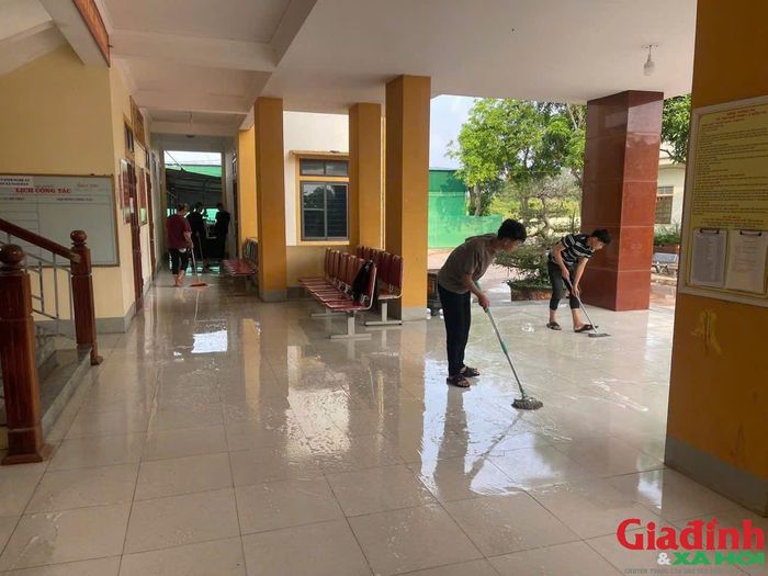 Công an xã Nam Đàn tổ chức cho một số thanh thiếu niên tham gia lao động công ích nhằm giáo dục ý thức, trách nhiệm với cộng đồng. (Ảnh: CSCC)