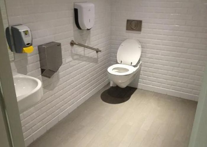Nếu mùi hôi xuất phát từ cống, cần xử lý tận gốc để tránh tái phát. Làm sạch đường ống định kỳ. Kiểm tra bẫy nước (P-trap) để ngăn khí thải. Gọi thợ khi phát hiện tắc nghẽn hoặc rò rỉ.