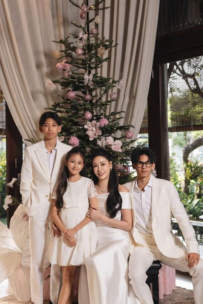 Hà Kiều Anh bên cạnh các con.