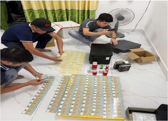 Cơ quan Công an kiểm tra, thống kê phôi, giấy tờ giả bị thu giữ. Ảnh: CACC