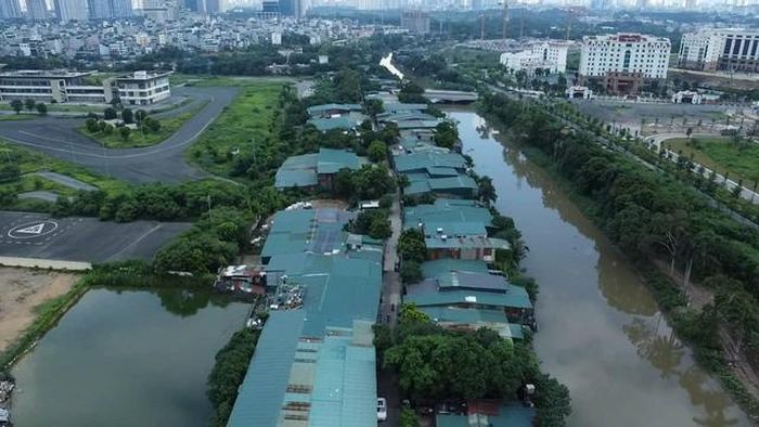 Dọc tuyến đường Nguyễn Văn Giáp (phường Từ Liêm, Hà Nội), hàng loạt nhà xưởng, kho bãi được xây dựng san sát nhau, nằm ngay sát dòng sông Nhuệ. Điều đáng nói là các công trình này chủ yếu được dựng bằng khung sắt, mái tôn tạm bợ, thiếu các biện pháp an toàn PCCC tối thiểu.