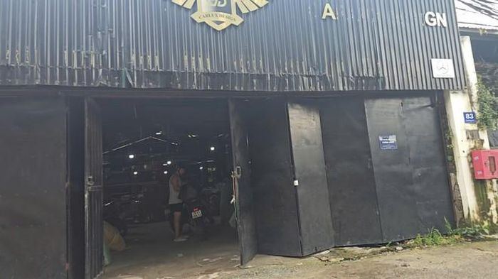 Dù là khu vực tạm bợ nhưng các hoạt động kinh doanh tại đây lại rất đa dạng, từ kho chứa đồ, xưởng gia công cơ khí đến cả gara ô tô. Điều này làm tăng mức độ rủi ro cháy nổ khi các vật liệu sinh lửa (như hoạt động hàn cắt cơ khí) nằm ngay sát các vật liệu dễ cháy.