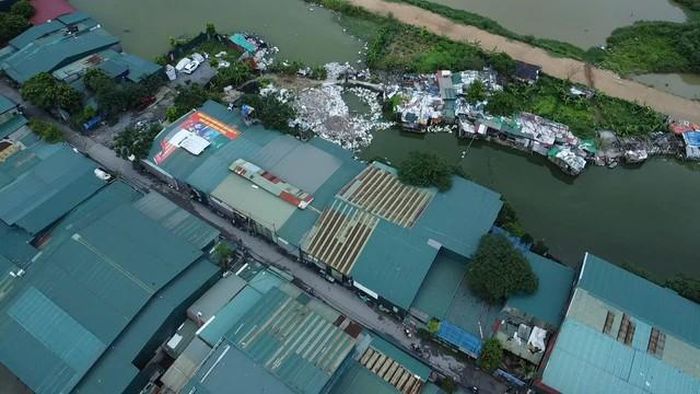 Một trong những nguy cơ lớn nhất tại các khu vực này chính là hệ thống điện. Dây điện được câu móc, chăng như mạng nhện, không được luồn trong ống gen an toàn. Thời tiết nắng nóng làm tăng nguy cơ quá tải, chập cháy, rất dễ dẫn đến hỏa hoạn.