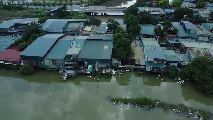 Nhiều nhà xưởng xây lụp xụp, chắp vá. Các vật liệu dễ cháy như tôn cũ, gỗ, bạt nhựa được sử dụng phổ biến, biến nơi đây thành những "mồi lửa" khổng lồ, chỉ chờ một tia lửa nhỏ để bùng phát thành thảm họa.