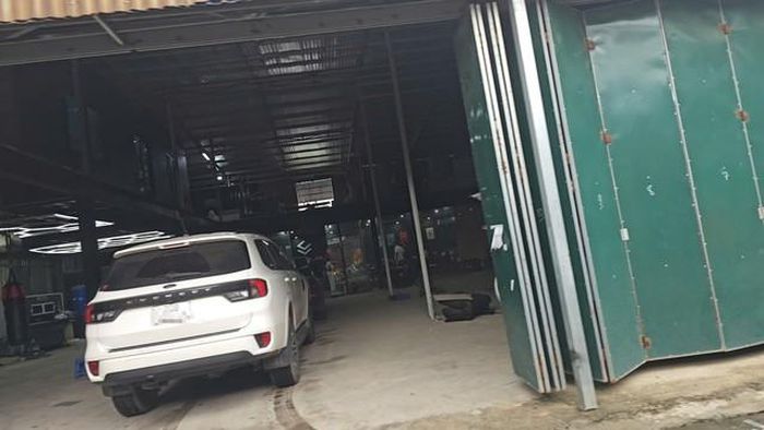 Một gara ô tô hoạt động bên trong một "nhà" tôn. Sự hiện diện của xăng, dầu và các vật liệu nội thất ô tô dễ cháy bên trong một không gian chật hẹp, tạm bợ càng làm tăng mức độ nguy hiểm.
