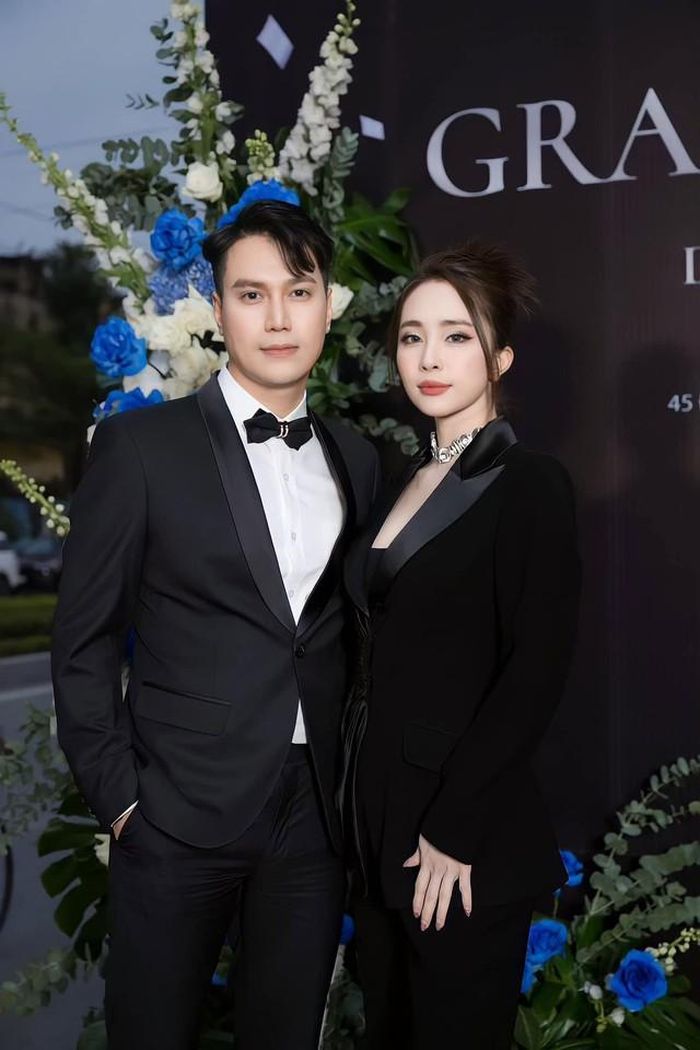 Về phía Việt Anh, nam diễn viên cũng nhiều lần khẳng định giữa anh và Quỳnh Nga không tồn tại mối quan hệ tình cảm như lời đồn. Theo anh, việc thường xuyên gặp gỡ xuất phát từ tình bạn và sự gắn bó trong công việc, trong khi những hình ảnh thân thiết chỉ phản ánh sự thoải mái giữa hai đồng nghiệp.