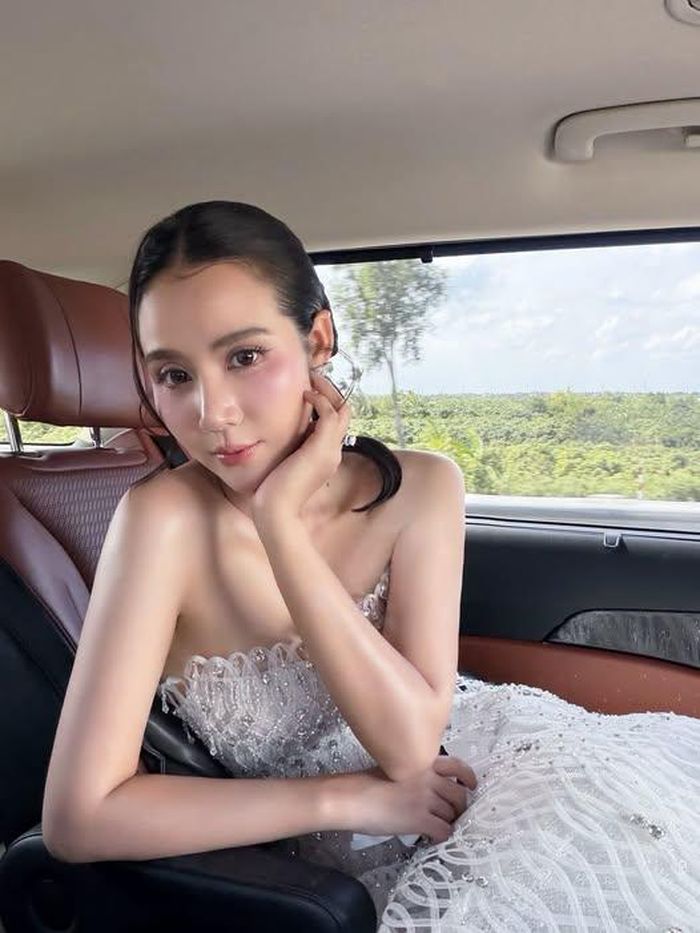 Diễn viên Huyền Lizzie vừa chia sẻ hình ảnh nhan sắc trẻ trung và phong cách thời trang tinh tế.