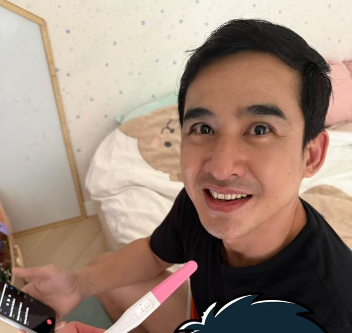 Thúy Diễm khiến người hâm mộ thích thú khi chia sẻ lại khoảnh khắc đáng nhớ lúc thông báo mang thai với Lương Thế Thành. Nữ diễn viên hài hước viết: "Lục lại được mấy tấm hình ghi lại thái độ lúc đưa cái này bất ngờ. Mời anh giải thích biểu cảm tâm trạng lúc này coi anh. Đố làm lại được".