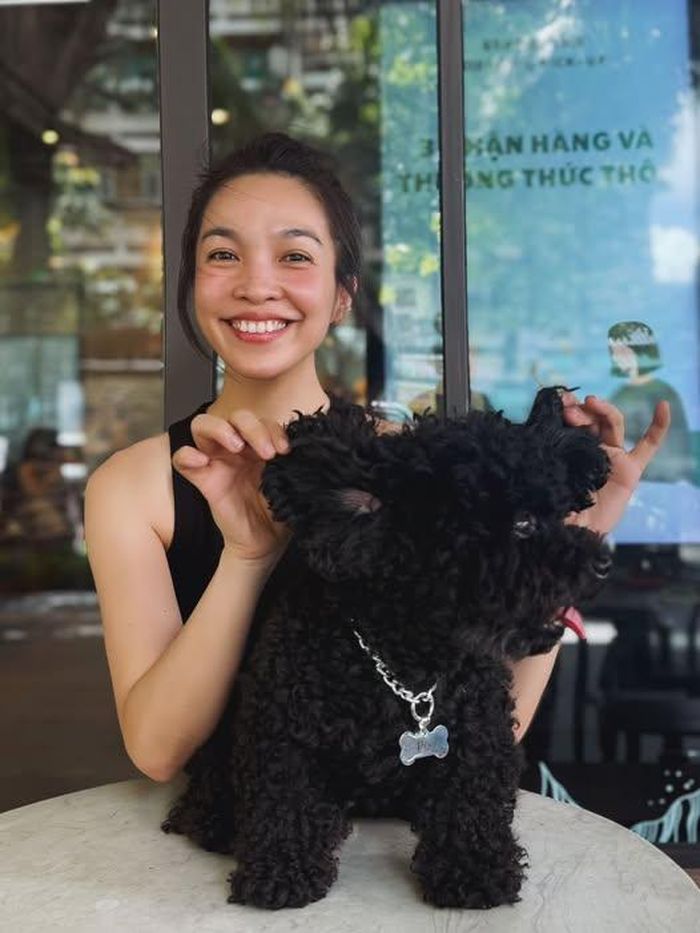 Ca sĩ Hiền Thục chia sẻ hình ảnh mới nhất với nụ cười tươi kèm dòng trạng thái đầy trải nghiệm về cuộc sống. Khán giả nhận xét nữ ca sĩ ngày càng tươi trẻ, tràn đầy năng lượng dù đang ở độ tuổi U50.