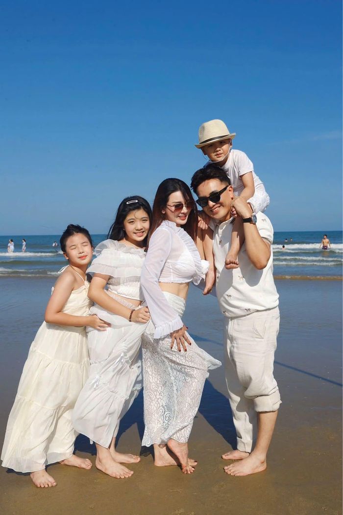 "Hạnh phúc đôi khi chỉ là một bữa cơm ấm cúng, một tiếng cười giòn tan và những khoảnh khắc cả nhà được ở bên nhau. Chỉ mong mỗi ngày trôi qua, gia đình luôn bình an, mạnh khỏe và mãi là nơi để trở về", ca sĩ Dương Ngọc Thái chia sẻ.