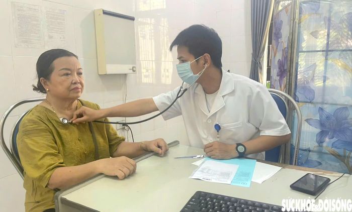 Dù trạm y tế được giao cho địa phương quản lý trực tiếp, tuy nhiên ngành y tế vẫn duy trì thống nhất công tác chỉ đạo, hướng dẫn và kiểm tra chuyên môn. Ảnh: Hoàng Dũng.