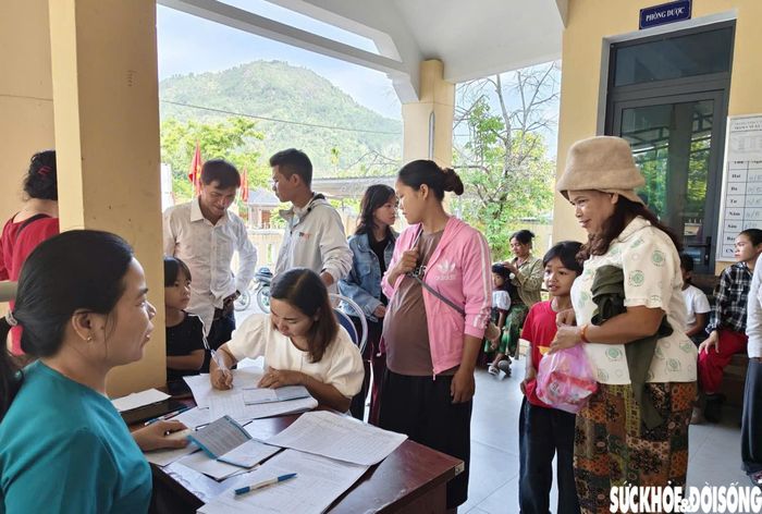 Thời gian qua, các trạm y tế tăng cường phối hợp với các thôn, các đoàn thể triển khai đồng bộ công tác y tế dự phòng, truyền thông giáo dục sức khỏe. Ảnh: Hoàng Dũng.