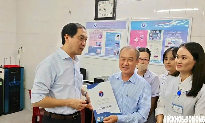 Theo Sở Y tế TP Huế, đến nay, mọi hoạt động của hệ thống y tế cơ sở đều được duy trì ổn định, thông suốt, không để xảy ra khoảng trống trong công tác bảo vệ, chăm sóc sức khỏe nhân dân. Trong ảnh, PGS.TS Trần Kiêm Hảo thăm hỏi, động viên cán bộ y tế. Ảnh: Hoàng Dũng.
