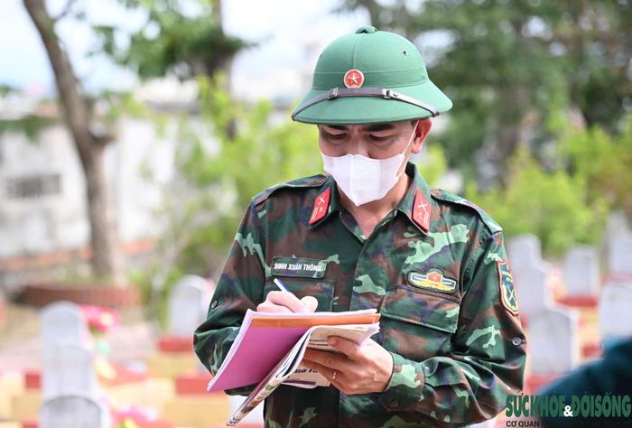 Thành viên đội quy tập ghi mã định danh và số hóa thông tin từng phần mộ trước khi lấy mẫu ADN. Mọi dữ liệu đều được cập nhật lên hệ thống để bảo đảm khả năng truy xuất sau này.