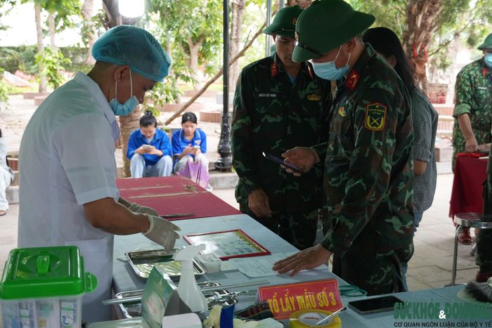 Các bác sĩ pháp y lựa chọn mẫu răng hoặc xương còn đủ điều kiện để phục vụ giám định ADN, mở thêm cơ hội xác định danh tính các liệt sĩ chưa biết tên.