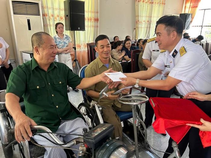 Tặng quà các thương binh nặng và người có công với cách mạng. Ảnh: Duy Tân.