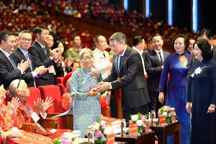 Thủ tướng Lê Minh Hưng cùng Mẹ Việt Nam anh hùng. Ảnh: Như Ý