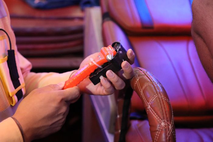 Có xe khách được trang bị búa thoát hiểm nhưng lại cất khá cần thận nên sẽ gặp khó khăn nếu tình huống khẩn cấp xủa ra (Ảnh Thành Long)