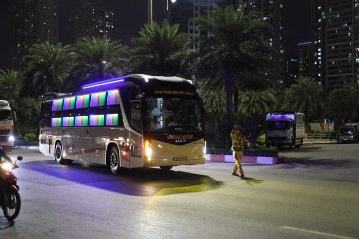 Một chiếc xe khách giường nằm được yêu cầu kiểm tra an toàn tối 22/7 (ảnh Thành Long)