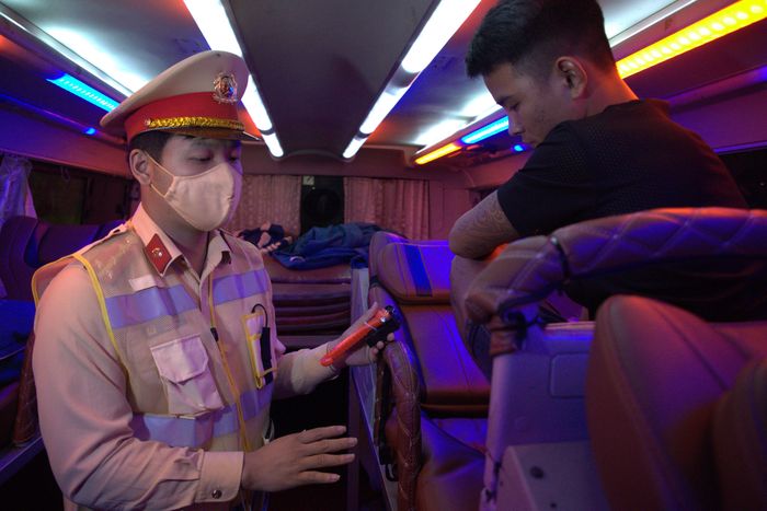 Đại diện Đội CSGT đường bộ số 6 cho biết, việc kiểm tra nhằm kịp thời phát hiện, yêu cầu chủ phương tiện khắc phục các lỗi không bảo đảm điều kiện an toàn kỹ thuật, nâng cao ý thức chấp hành của đơn vị kinh doanh vận tải và người điều khiển phương tiện, qua đó hạn chế nguy cơ thiệt hại về người khi xảy ra tai nạn giao thông. (Ảnh Thành Long)