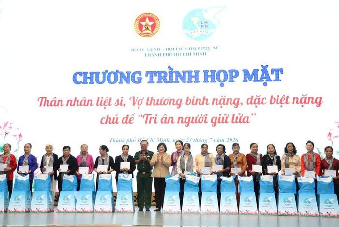 TPHCM tặng quà tri ân vợ thương binh nặng, đặc biệt nặng. Ảnh: P.Thương.