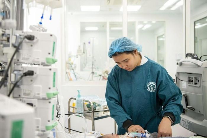 Điều dưỡng Khoa Hồi sức tích cực - Cấp cứu - Chống độc chăm sóc ca bệnh nặng. Ảnh: Bống Vũ