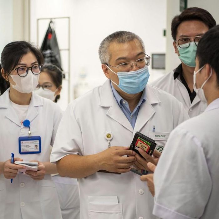PGS.TS Nguyễn Hoàng Anh, Phó trưởng khoa Dược trao đổi quyết định. Ảnh: Bống Vũ