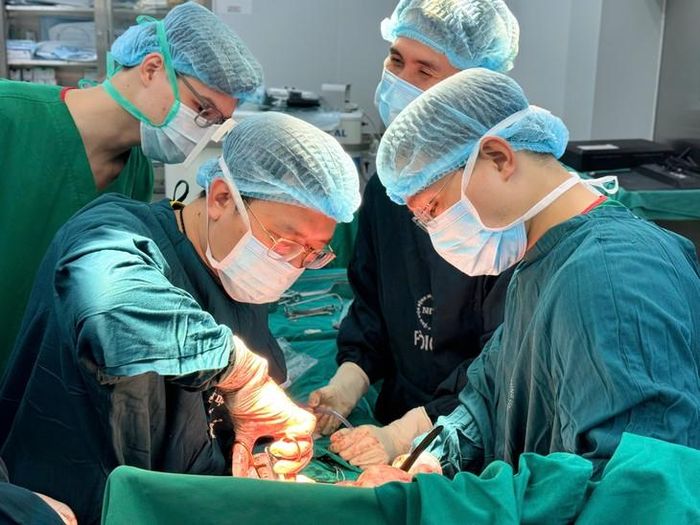 Các bác sĩ tiến hành phẫu thuật cứu sống nạn nhân. Ảnh: Đặng Thanh