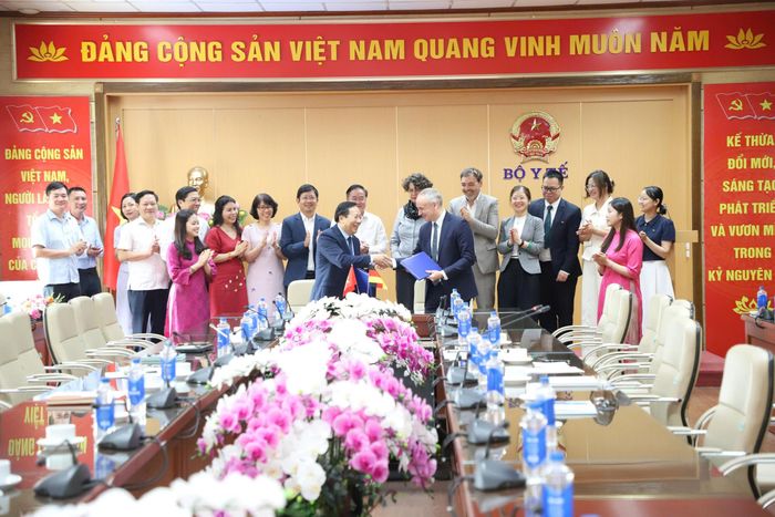 Thứ trưởng Bộ Y tế Lê Đức Luận và ông Daniel Plankermann, Giám đốc Quốc gia của Ngân hàng Tái thiết Đức (KfW) phụ trách khu vực Việt Nam, Lào và Campuchia trao đổi ký kết hợp tác. Ảnh: Trần Minh