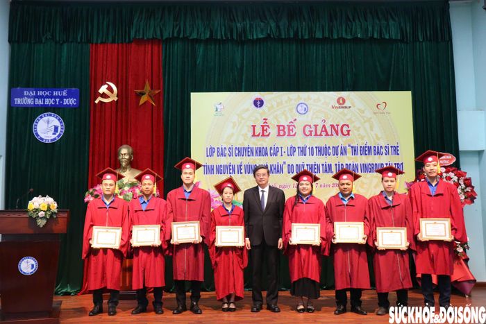 GS.TS Nguyễn Vũ Quốc Huy trao giấy khen cho các học viên tốt nghiệp lớp bác sĩ Chuyên khoa cấp 1 thuộc dự án "Thí điểm bác sĩ trẻ tình nguyện về vùng khó khăn".