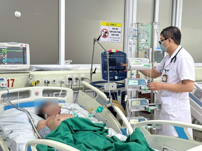 Điều trị bệnh nhân cúm tại Bệnh viện bệnh Nhiệt đới Trung ương. (Ảnh tư liệu bệnh viện)