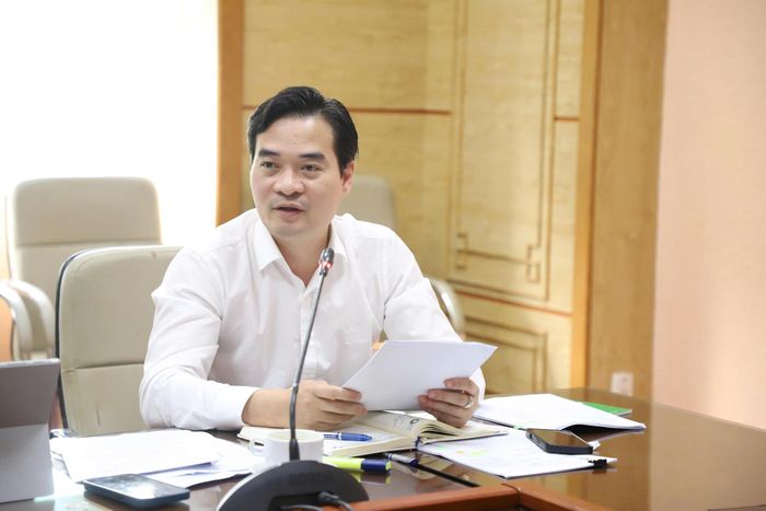 Cục trưởng Cục ATTP - Bộ Y tế, TS.Dược sĩ Chu Quốc Thịnh báo cáo, làm rõ một số nội dung liên quan đến dự thảo Luật An toàn thực phẩm (sửa đổi). Ảnh: Trần Minh