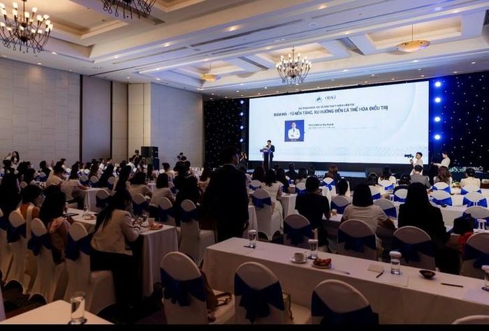 PGS.TS Lê Hữu Doanh - Giám đốc Bệnh viện Da liễu Trung ương phát biểu tại Hội thảo. Ảnh: Ngân Nguyễn