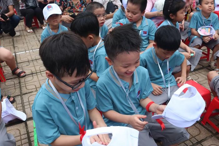 Các bạn nhỏ hào hứng và chăm chú lắng nghe trong buổi lễ đón học sinh lớp 1.