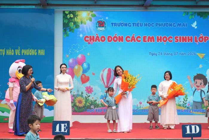 Sau phần biểu diễn ca khúc đại diện của trường "Nơi ước mơ bay lên", đại diện các bạn học sinh lớp 1 lần lượt tặng hoa cho giáo viên chủ nhiệm.