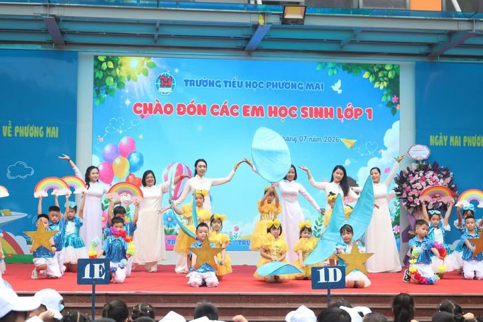 Bên cạnh trò chơi khởi động, các bạn học sinh lớp 1 cũng được nhận món quà tinh thần là 2 tiết mục văn nghệ do giáo viên và anh chị thuộc câu lạc bộ văn nghệ của trường chuẩn bị.