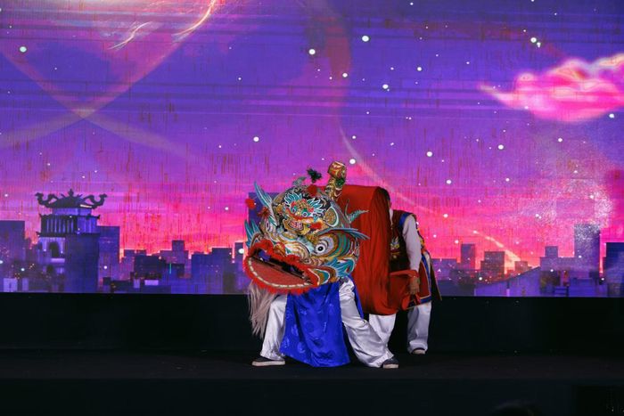 Màn múa sư tử của các nghệ nhân làng Phượng Bản tại lễ phát động cuộc thi.