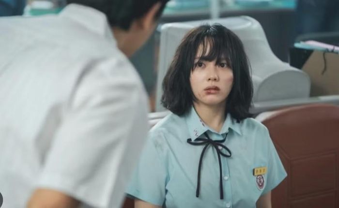  Nhân vật Moon Dong-eun phải chịu đựng nỗi đau thể xác và tinh thần kéo dài suốt nhiều năm sau khi cô bị bạo lực học đường ở cấp Ba. Ảnh minh họa: Phim The Glory/Netflix. 