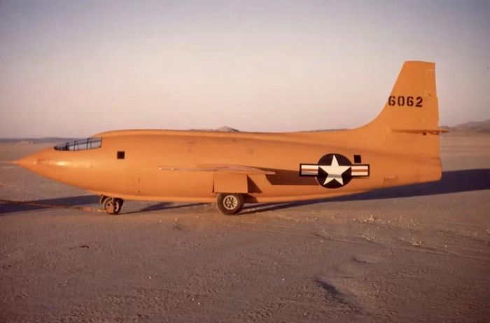 Họ là phi công thử nghiệm (Test Pilot) – những người được giao nhiệm vụ thực hiện các chuyến bay đầu tiên trên những chiếc máy bay hoàn toàn mới hoặc sau những thay đổi lớn về thiết kế, động cơ và hệ thống điều khiển. (Ảnh NASA: Bell X-1 – chiếc máy bay thử nghiệm đã đưa con người lần đầu tiên vượt tốc độ âm thanh năm 1947, mở ra kỷ nguyên bay siêu thanh).