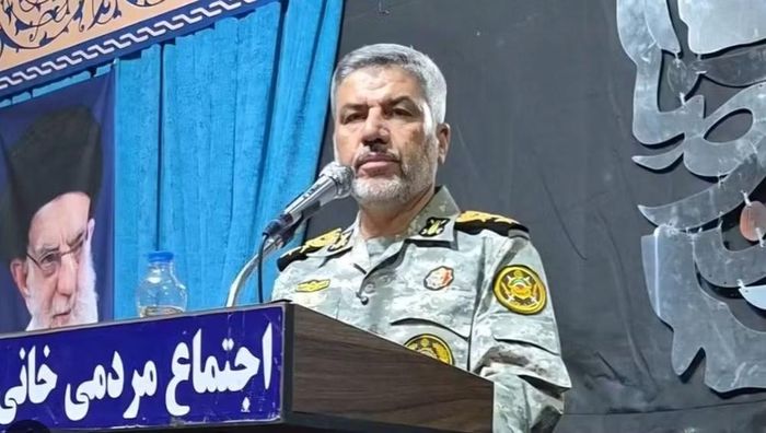 Phát ngôn viên quân đội Iran Mohammad Akraminia tuyên bố Tehran sẽ tiếp tục tấn công các mục tiêu của Mỹ trong khu vực cho đến khi Washington chấm dứt các cuộc không kích nhằm vào hạ tầng và khu vực ven biển của Iran. Ông cho biết quân đội Iran đã chuẩn bị cho mọi kịch bản có thể xảy ra.