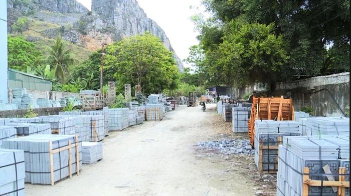 Các xưởng sản xuất đá tập kết sản phẩm tại tổ dân phố Quang, phường Đông Quang (tỉnh Thanh Hóa). Ảnh: Nguyễn Chung