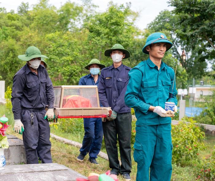 Lực lượng chức năng thực hiện hành trình đặc biệt - lấy mẫu sinh phẩm ADN ở Nghĩa trang Liệt sĩ Nầm. Ảnh: H.N
