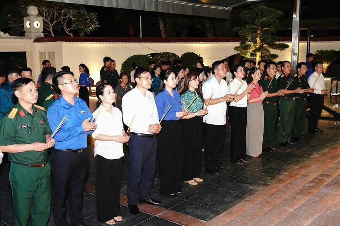 Đại biểu dâng hương tưởng nhớ các anh hùng liệt sĩ. Ảnh: TĐ.